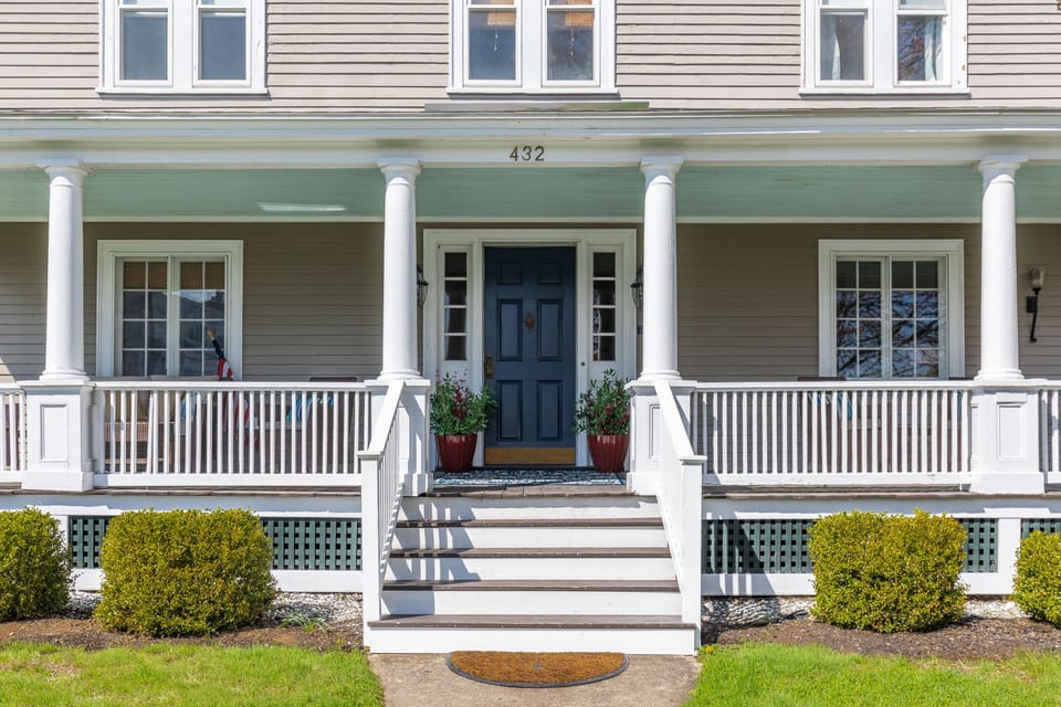Great porch with views of harbor.  Smell the sea air & hear the fishing boats.