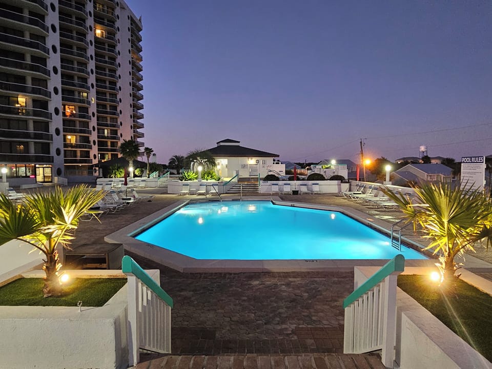 Surfside Resort pool 