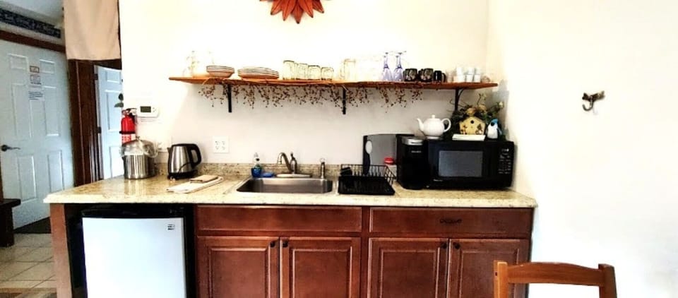 Fridge, microwave, stovetop, coffee/tea maker