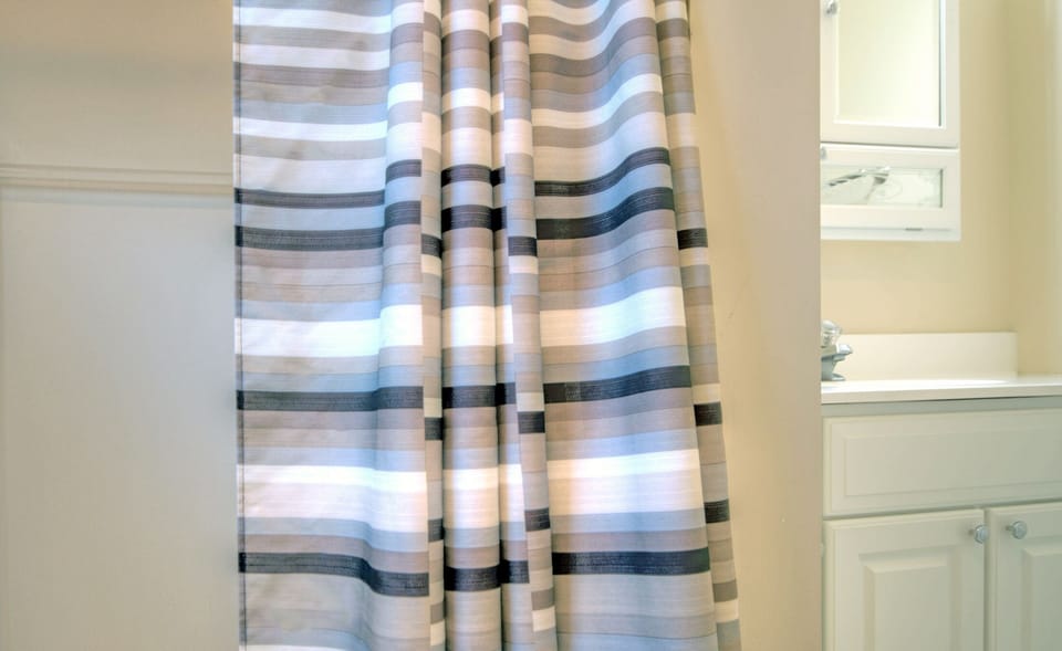 Combined shower/tub