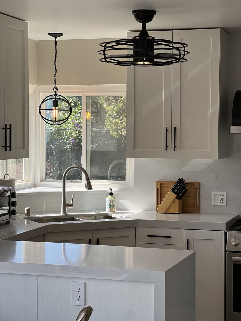 Kitchen penninsula with buillt in microwave/airfryer/confection oven.