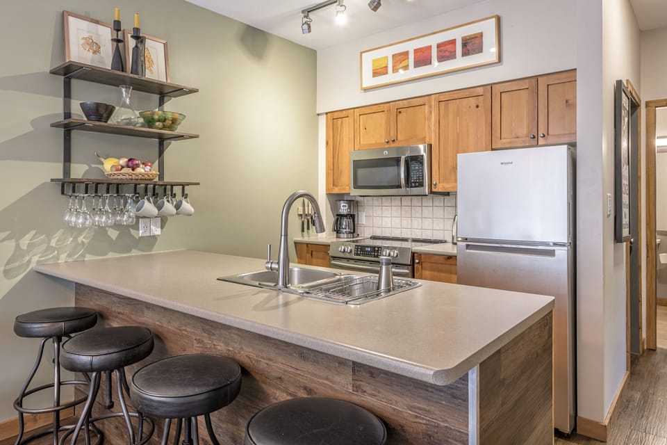 Coffee/tea maker, fridge, microwave, oven