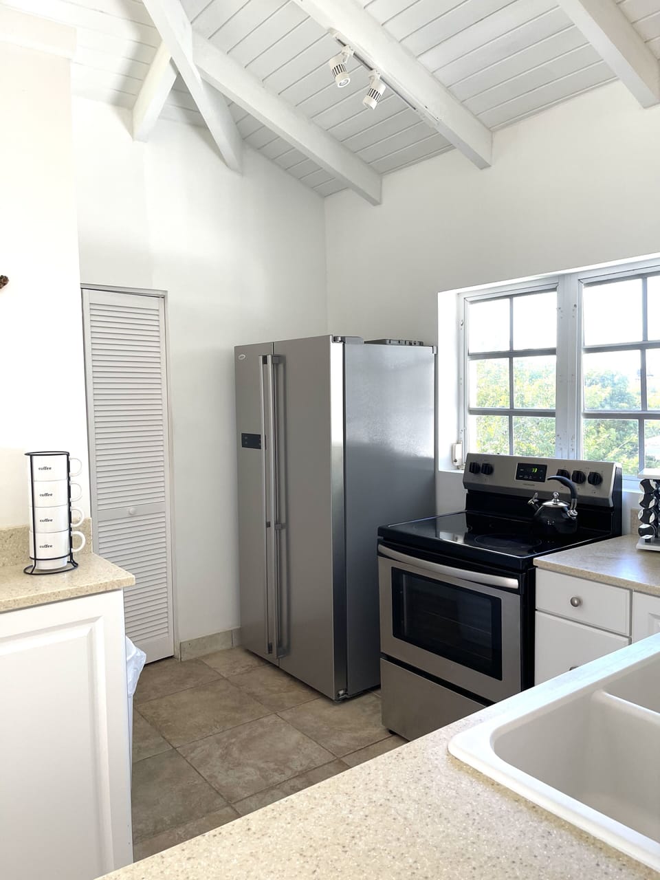 Coffee/tea maker, fridge, microwave, oven