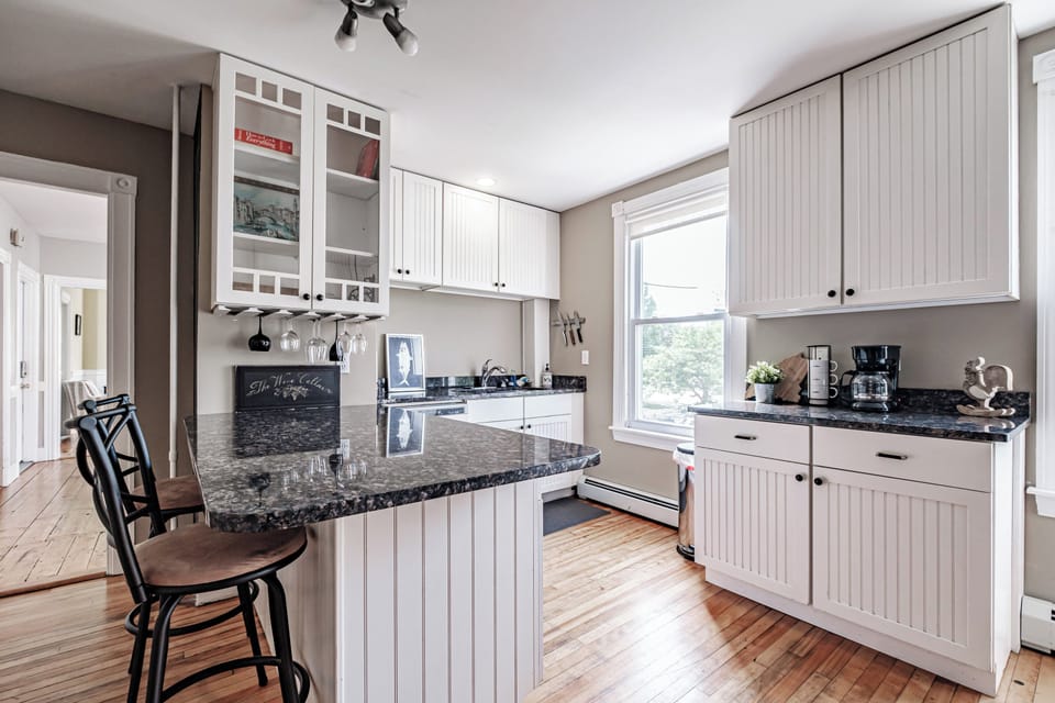 Coffee/tea maker, fridge, microwave, oven