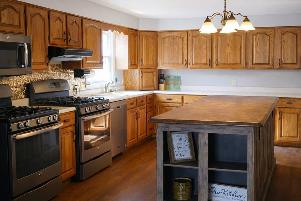 Coffee/tea maker, fridge, microwave, oven