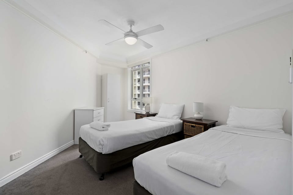 3 bedrooms, iron/ironing board, internet, bed sheets