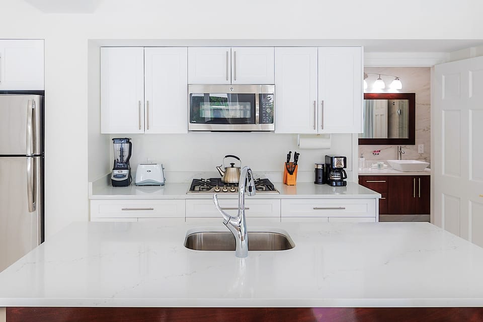 Coffee/tea maker, fridge, microwave, oven