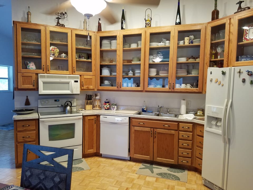 Coffee/tea maker, fridge, microwave, oven