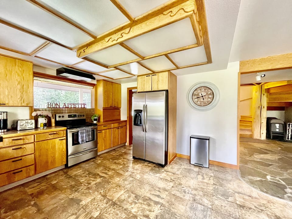 Coffee/tea maker, fridge, microwave, oven