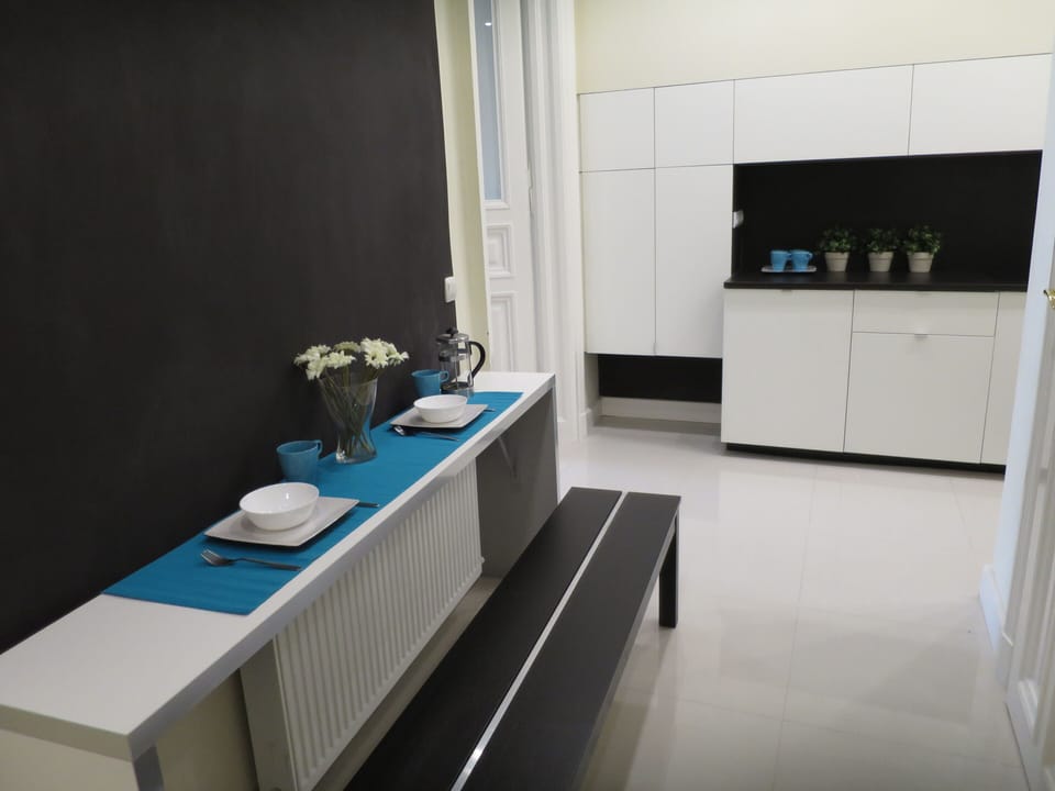 Coffee/tea maker, fridge, microwave, stovetop