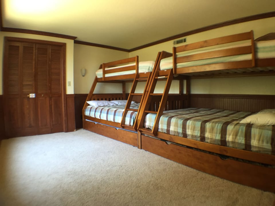 5 bedrooms, desk, iron/ironing board, free WiFi