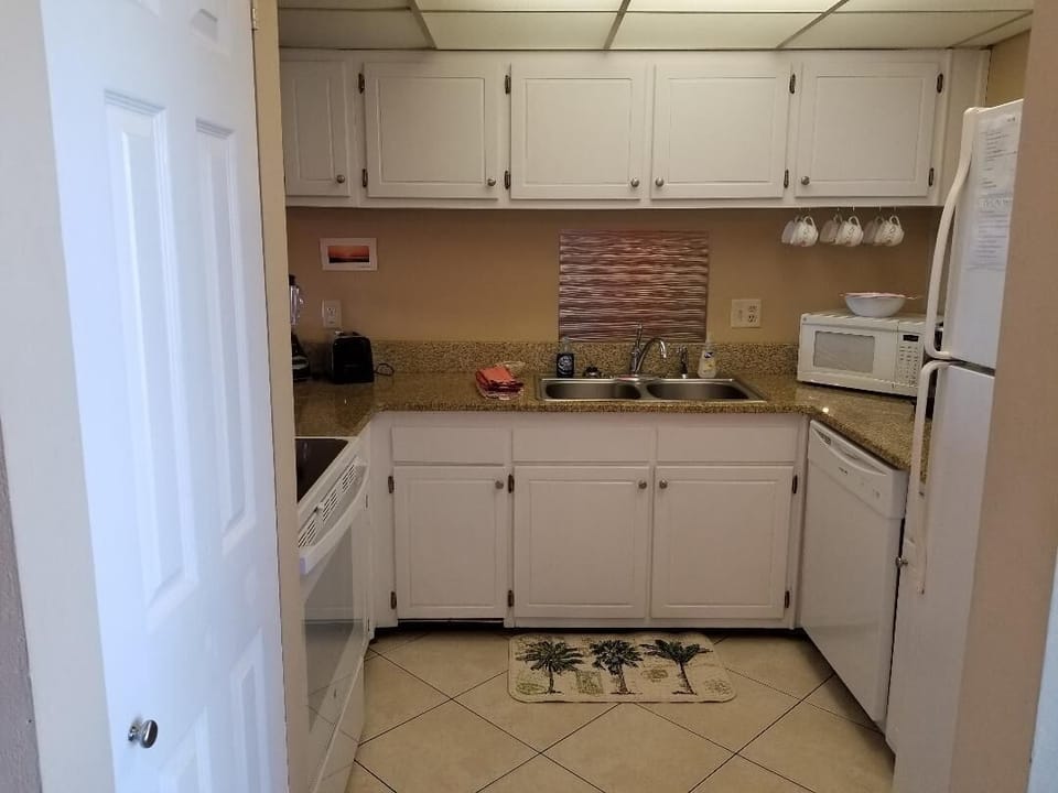 Coffee/tea maker, fridge, microwave, oven