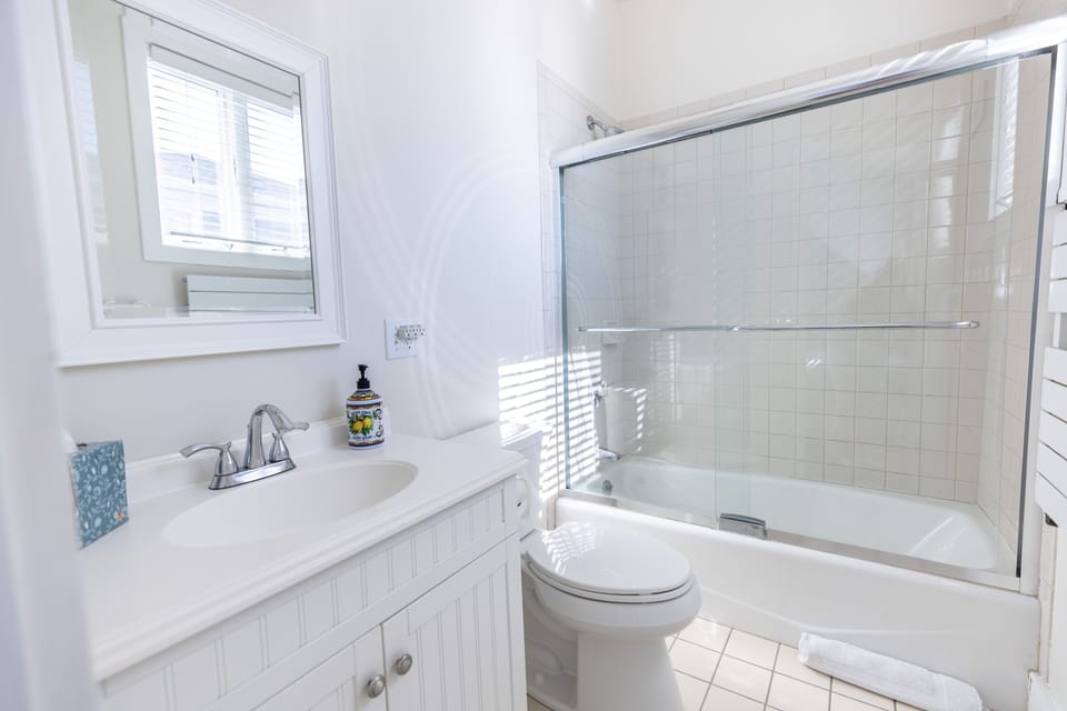 Main bath with shower tub cotton towels