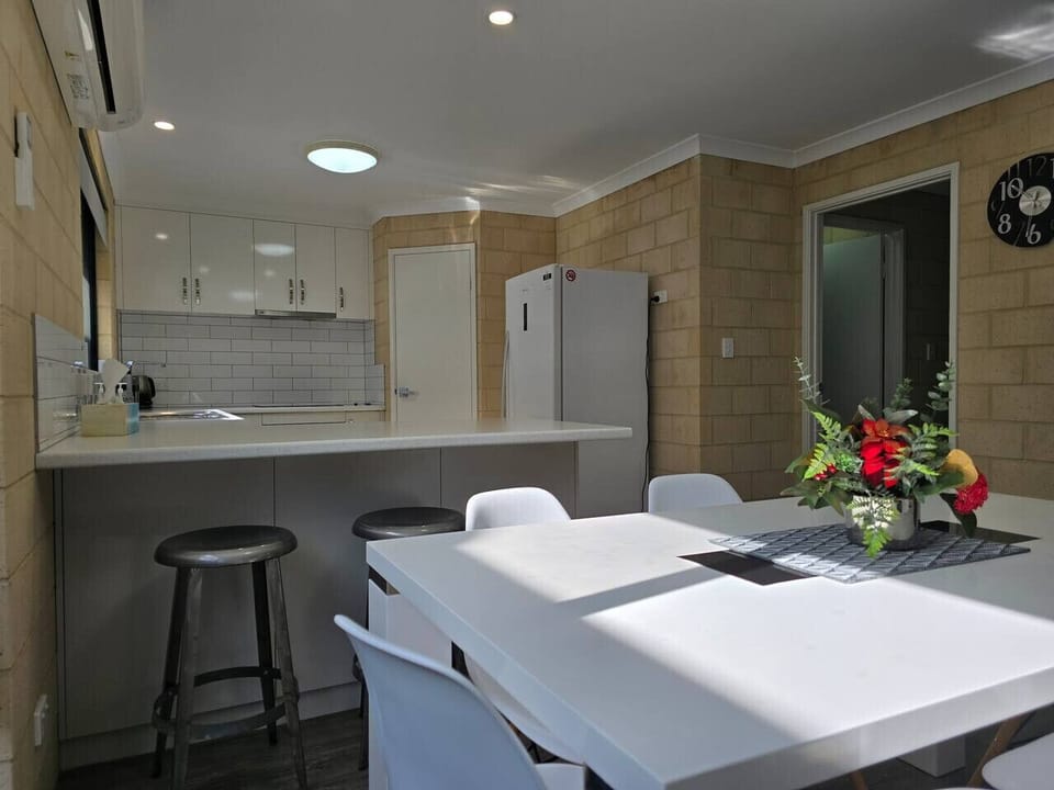 Kitchen/Dining Area