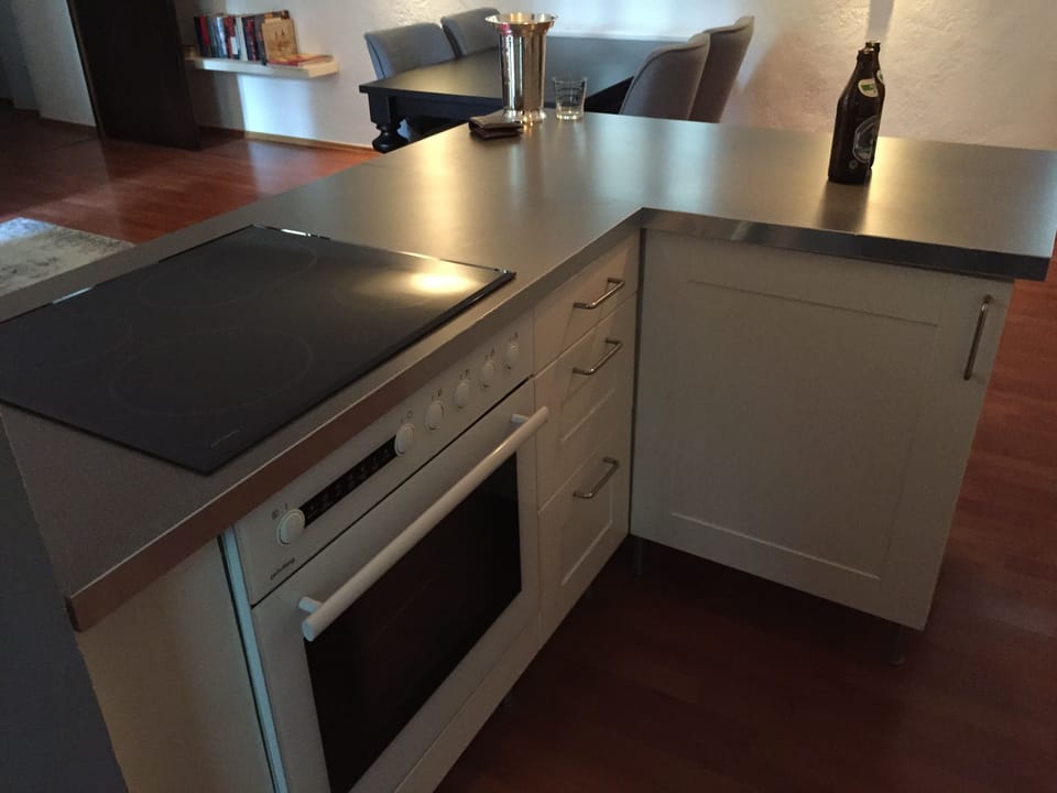 Cooktop and Baking oven in kitchen.