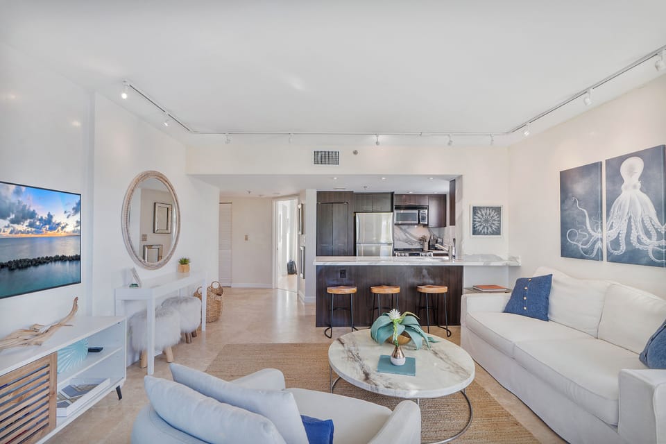 Beautifully designed open livingroom and kitchen. 