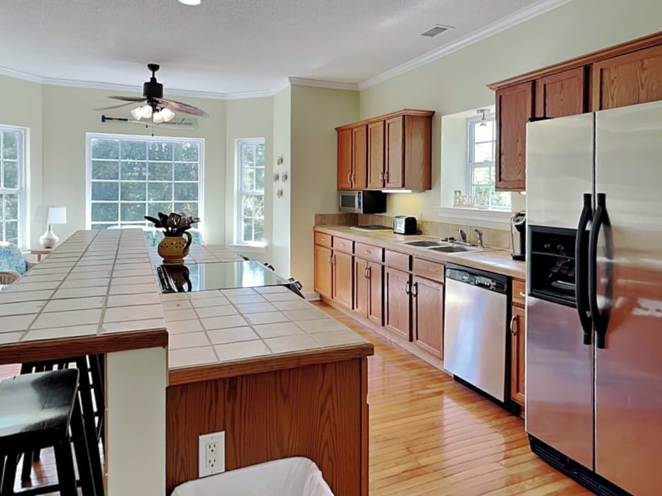 Full Kitchen - Breakfast Bar Seating for 4