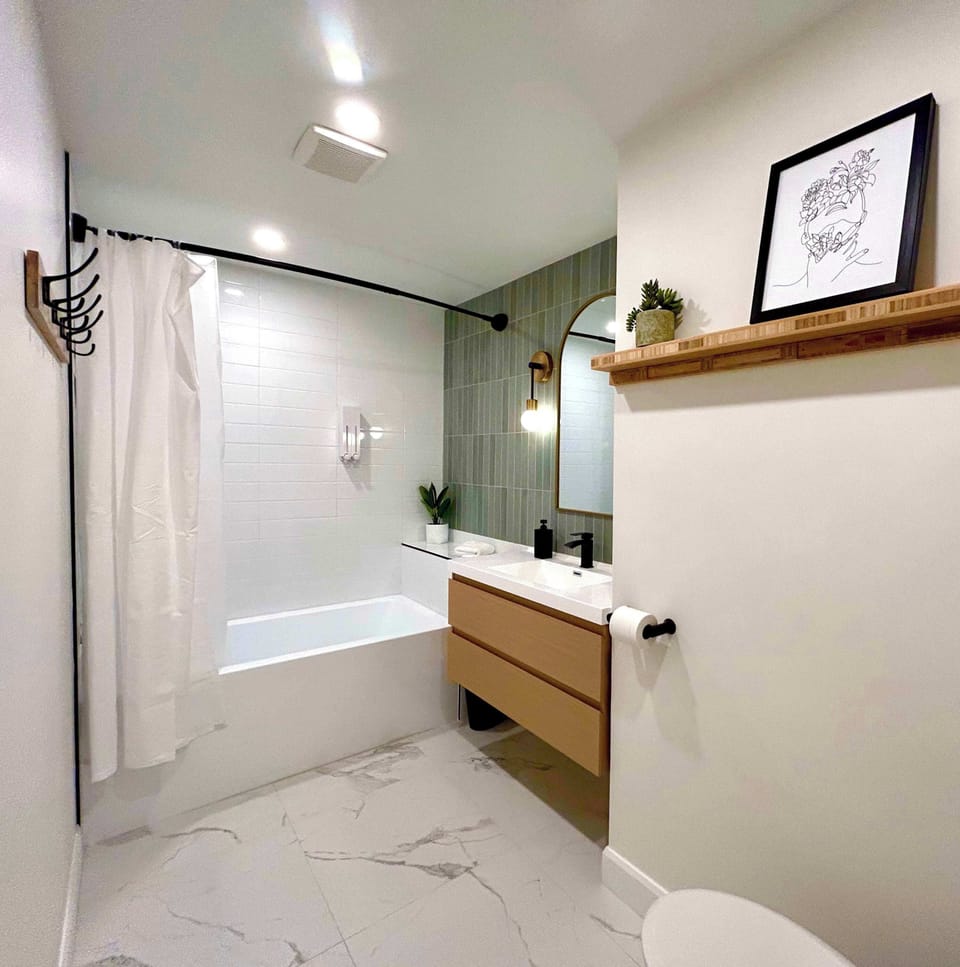 Combined shower and tub, body soap, shampoo and towels provided