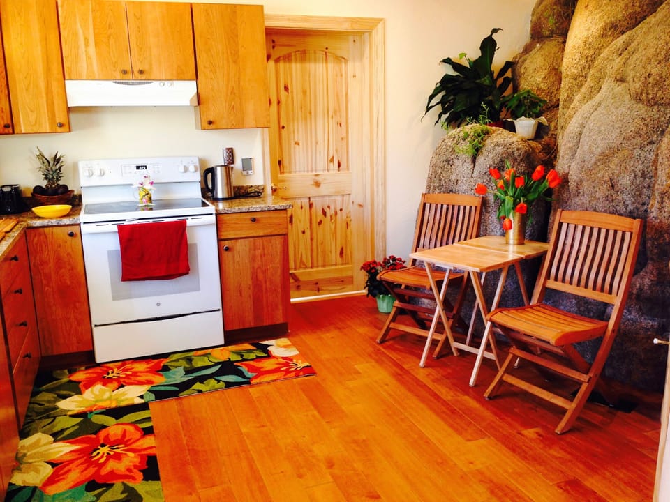 We think the kitchen is adorable. :)