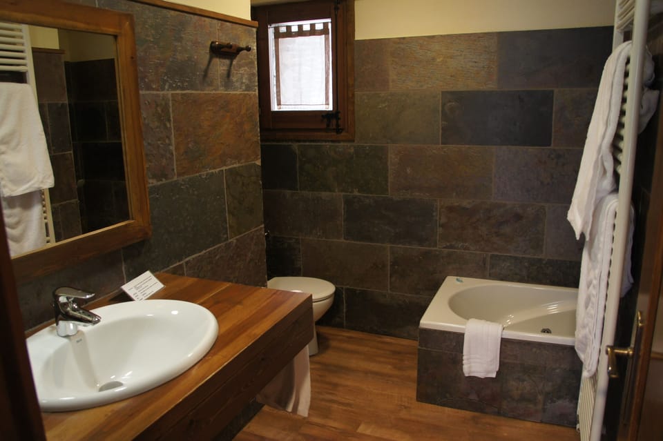Suite, 1 Queen Bed | Bathroom | Deep soaking tub, rainfall showerhead, free toiletries, hair dryer