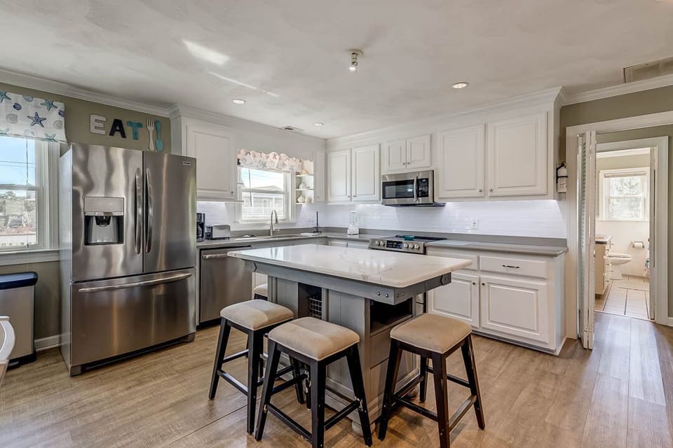 Top-Level Kitchen with Bar (seats 4)