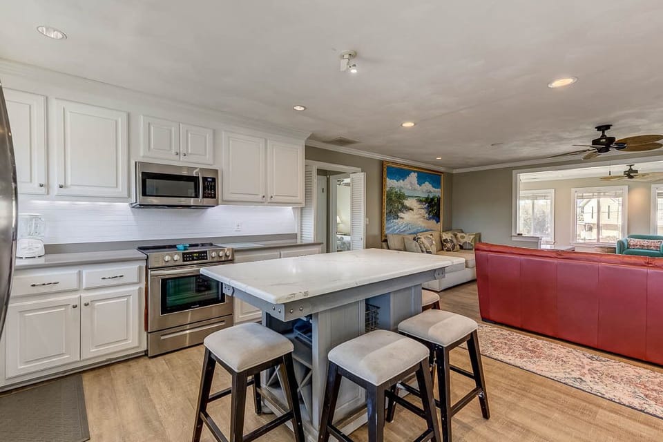 Top-Level Kitchen with Bar (seats 4)