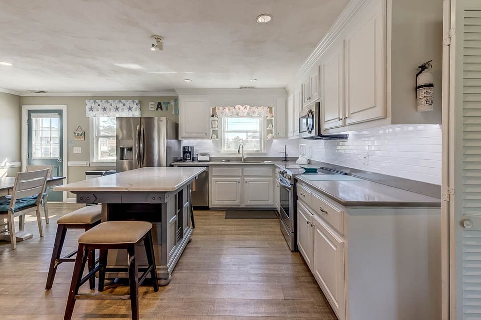 Top-Level Kitchen with Bar (seats 4)