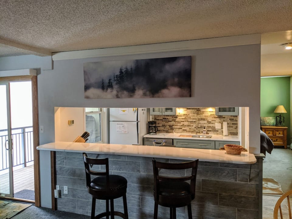 Kitchen bar with 3 bar seats