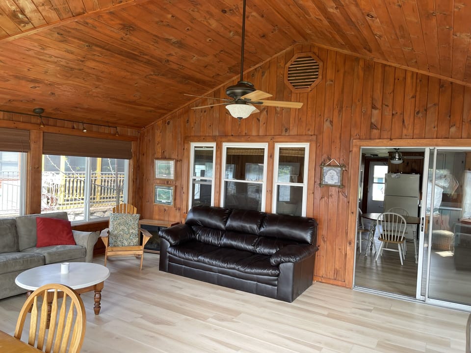 3 seasons Great room features a pull out sofa bed 