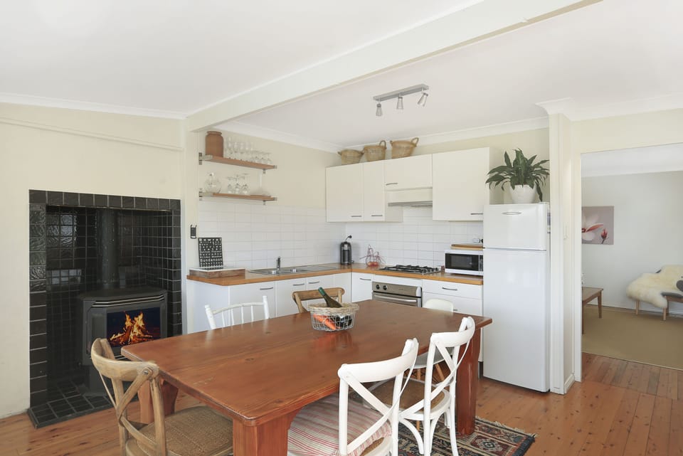Full kitchen and dining table to comfortably seat 6