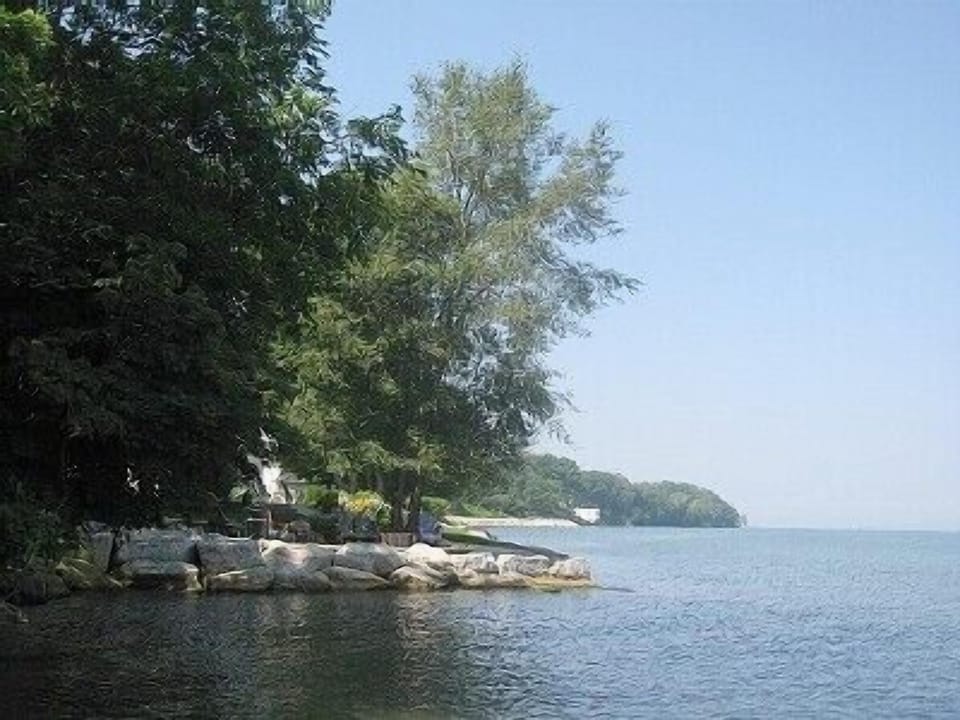 The Lake shore is only about 400m away 