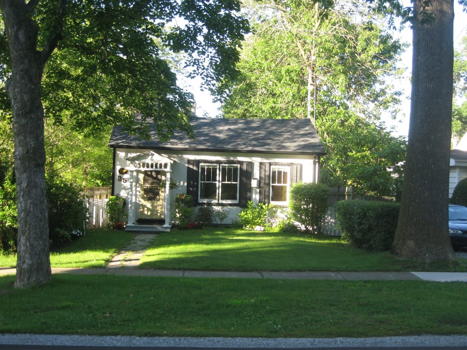 Historic Old Blacksmith's Cottage - near Centre and Shaw Theatre.