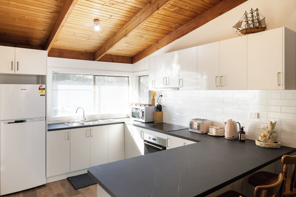 SPACIOUS KITCHEN