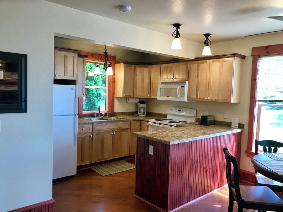 Kitchen
Picture yourself making a romantic meal for that special someone. Inn Suite #4 is complete with a full kitchen that includes a microwave, stove, oven, and refrigerator.