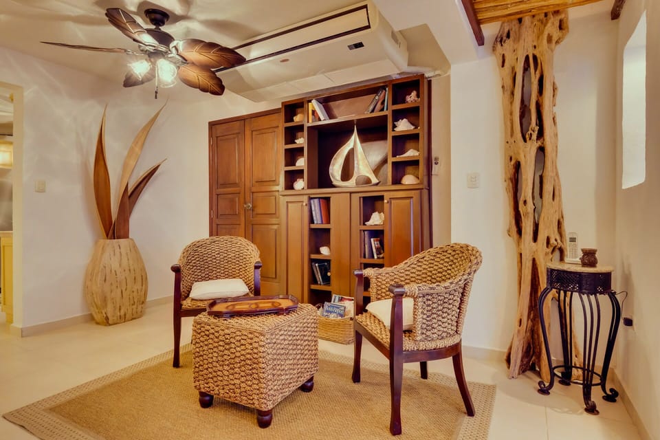 Part of the 1st floor living area, a reading nook just for you!