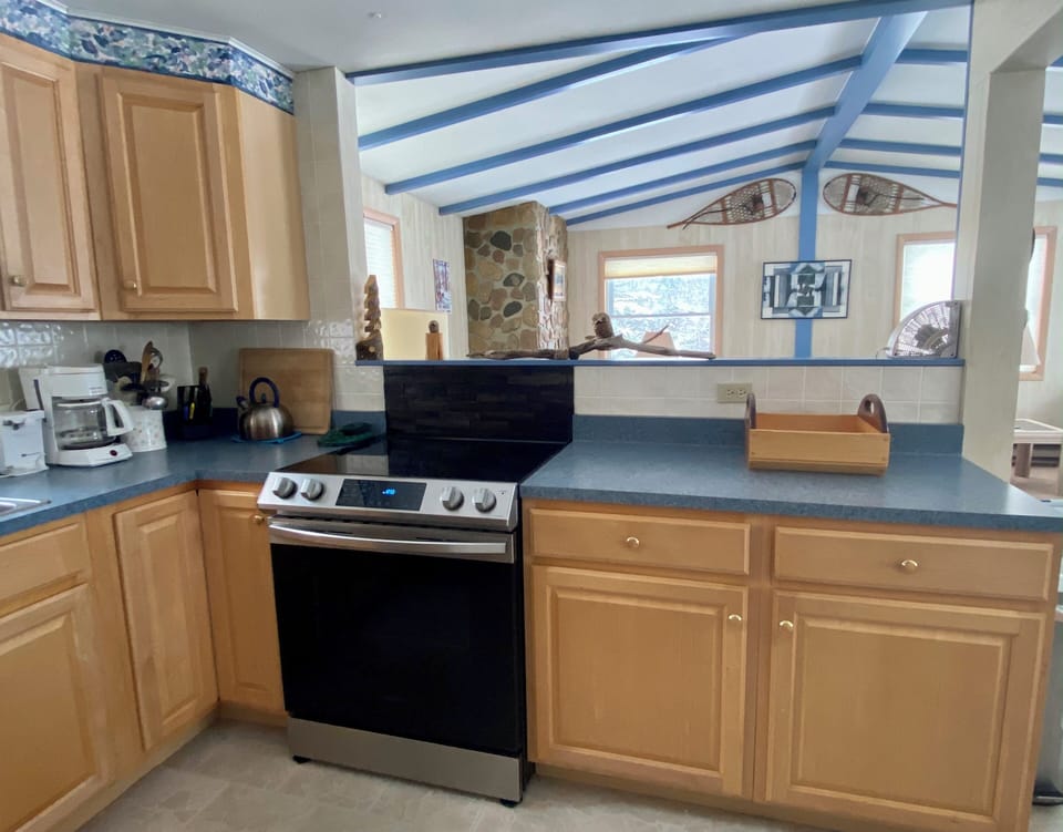 Open & fully stocked kitchen to living/dining room design. New range 1/2023! 