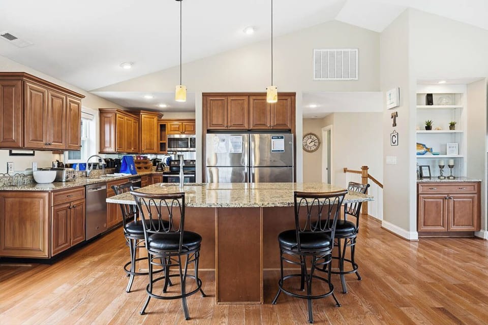 Top-Level Kitchen with Bar (seats 6)