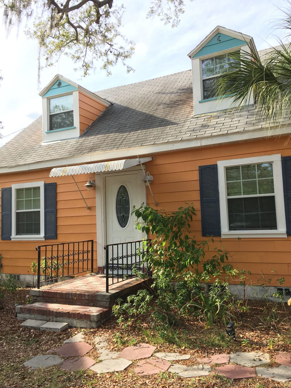 Beautiful 2-story, 3BR 2BA home in Gulfport's Art District, short walk to beach