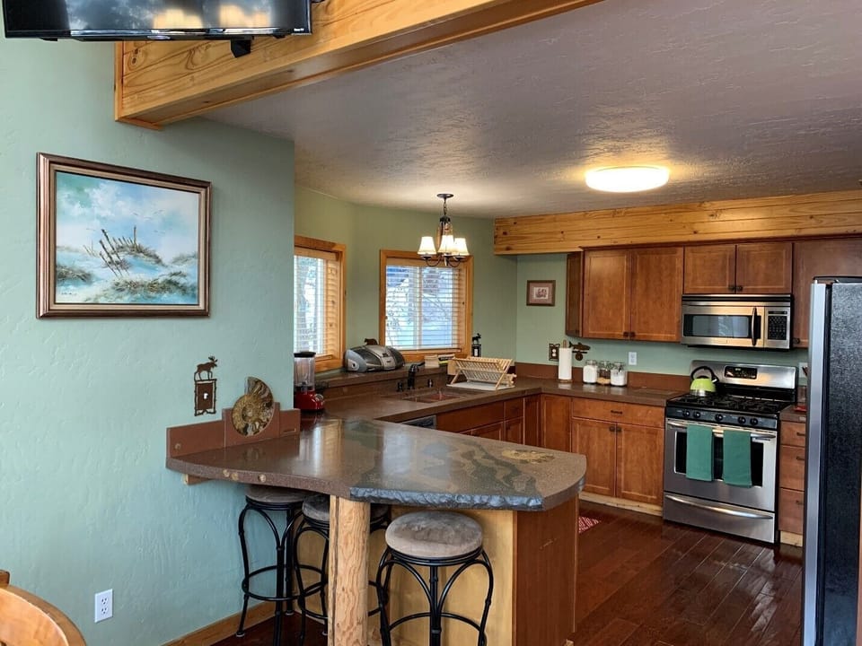 Kitchen & Breakfast Bar