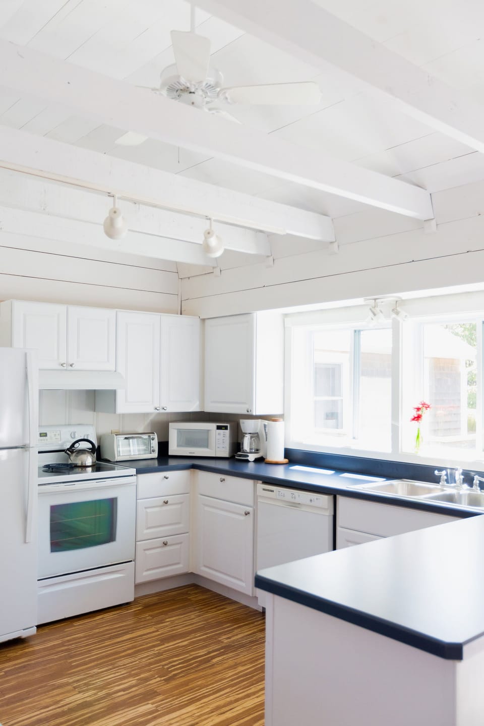 sunny, air and well-equipped eat-in-kitchen
