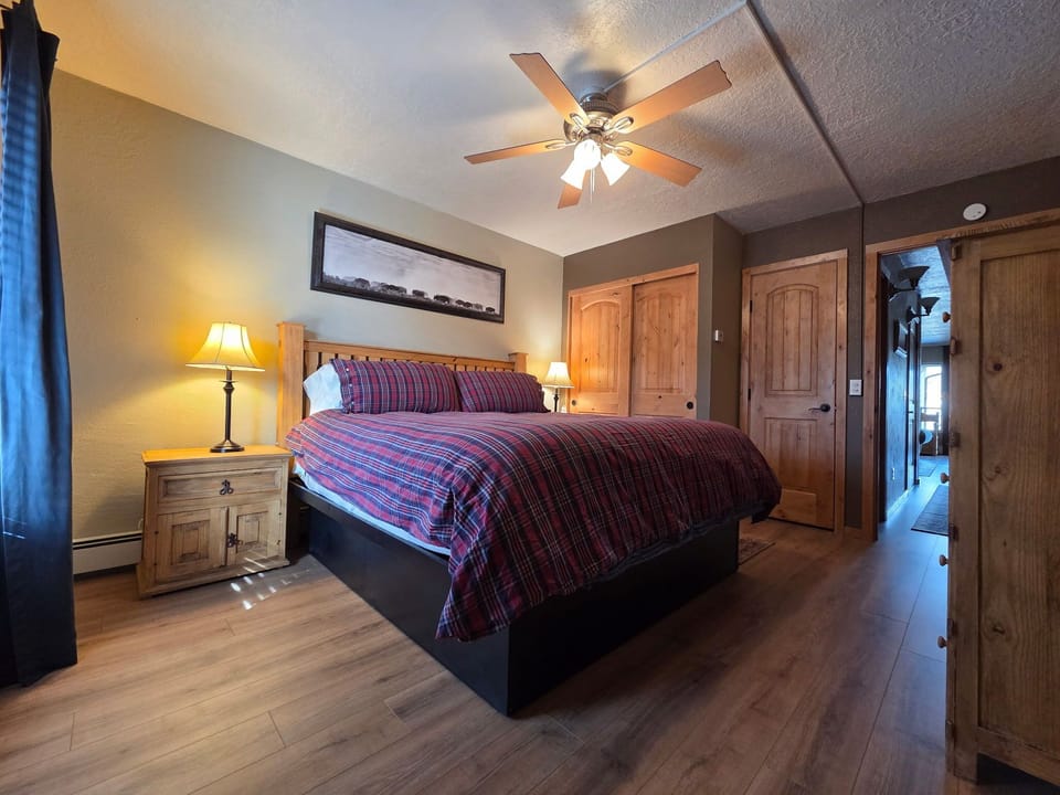 King Westin Heavenly bed w/ensuite bathroom and Roku TV.