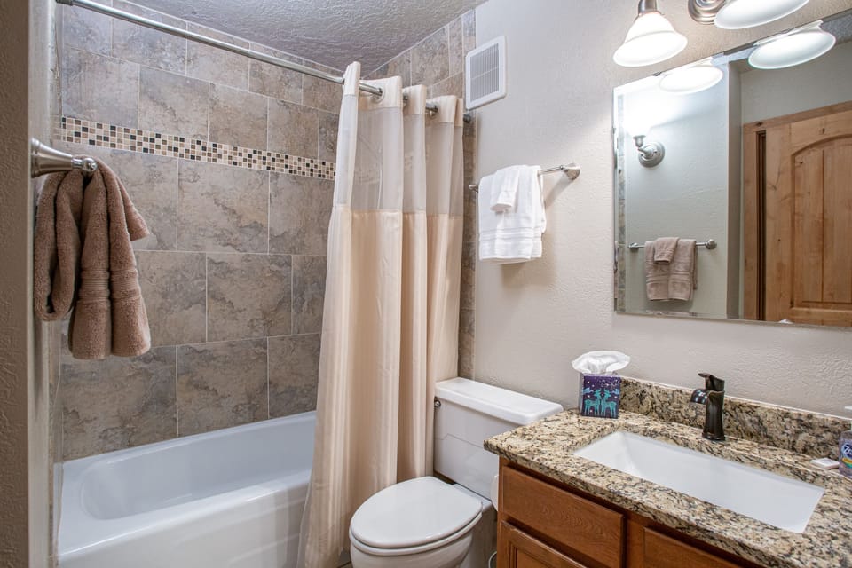 King bedroom ensuite bathroom, full tub. Also accessible from the hallway.
