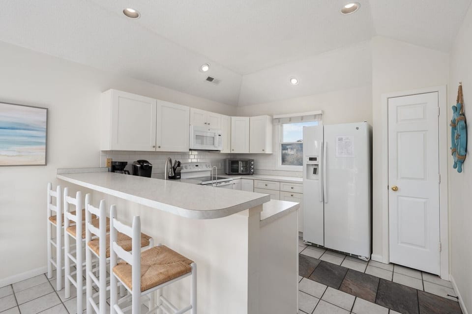 11-web-or-mls-718-Rendezvous-Kitchen