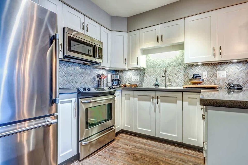 Renovated Full Kitchen - Greystone Lodge Unit 221