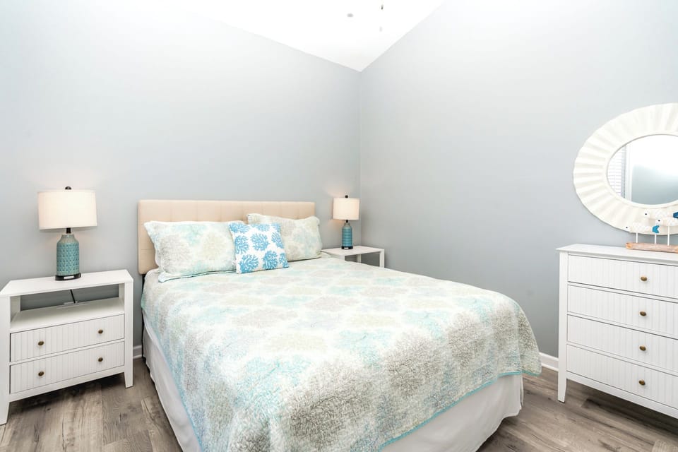 Top Floor Back Bedroom - Queen