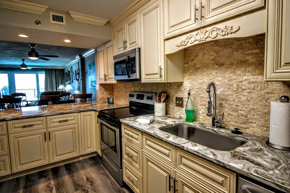 Kitchen with new cabinets, quartzite countertops and backsplash
