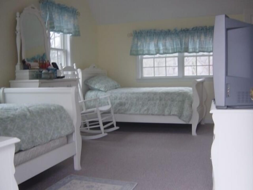 Second bedroom 10' by 17'