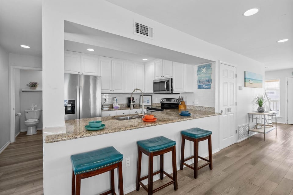 Strand Castle Fully Equipped Kitchen with Bar Seating