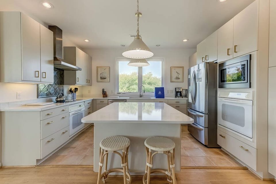 Top-Level Kitchen with Bar (seats 2)
