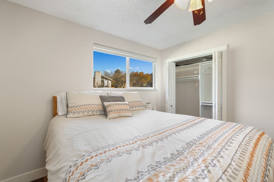 Guest Room Queen Bed